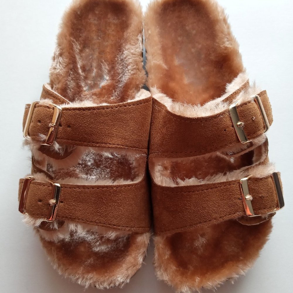 Sandal, Faux Fur Lined Molded Footbed, Tan Color.